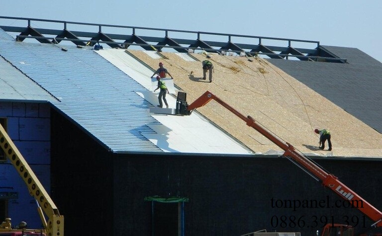 Sử dụng tấm Panel tôn xốp lợp mái nên chọn loại có tỉ trọng cao để đảm bảo khả năng chịu lực tốt