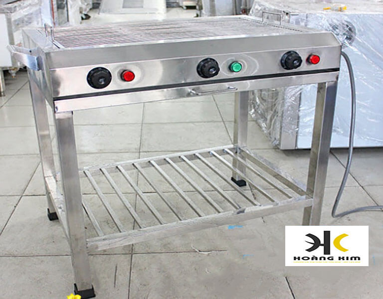Bếp nướng điện công nghiệp inox với 3 họng nướng chất lượng, có các núm điều chỉnh lượng nhiệt phù hợp, hỗ trợ nướng thức ăn nhanh và ngon hơn