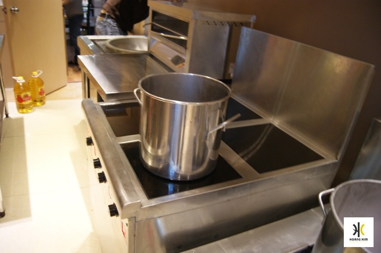 Bếp điện từ công nghiệp được thiết kế hiện đại, mang đến sự tiện lợi cho người dùng