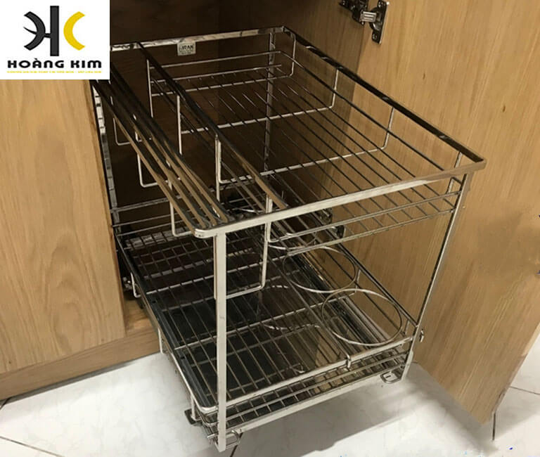 Kệ inox gia vị tủ bếp được lắp ở tủ bếp dưới có thể đựng được tất cả các loại gia vị khác nhau, việc sắp xếp vào kệ trong tủ bếp cũng giúp không gian thêm sạch sẽ, tránh bừa bộn