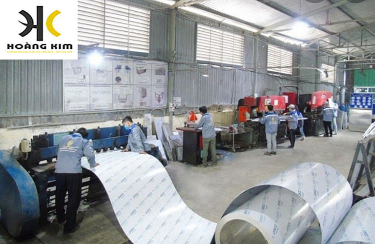 Xưởng sản xuất inox TPHCM của XNK Hoàng Kim rộng lớn, đội ngũ nhân viên nhiều kinh nghiệm, trang trí máy móc hiện đại, đảm bảo việc gia công sản xuất nhanh chóng