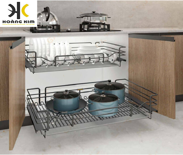 Kệ inox gắn tủ bếp đựng chén nồi được lắp đặt ngay dưới khu vực bếp giúp người dùng lấy được nhanh chóng và tiện lợi hơn